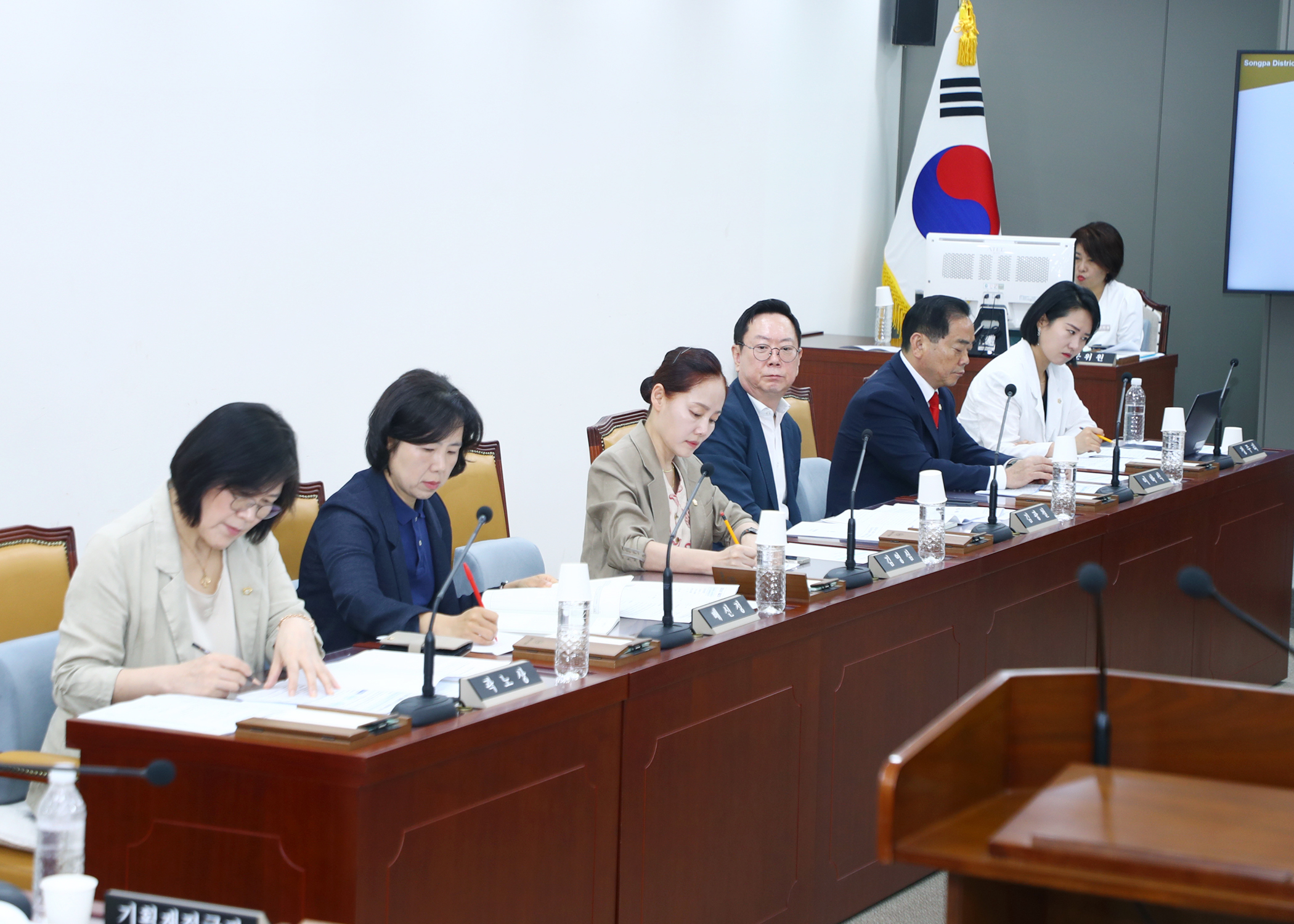제324회 임시회 예산결산특별위원회 - 1