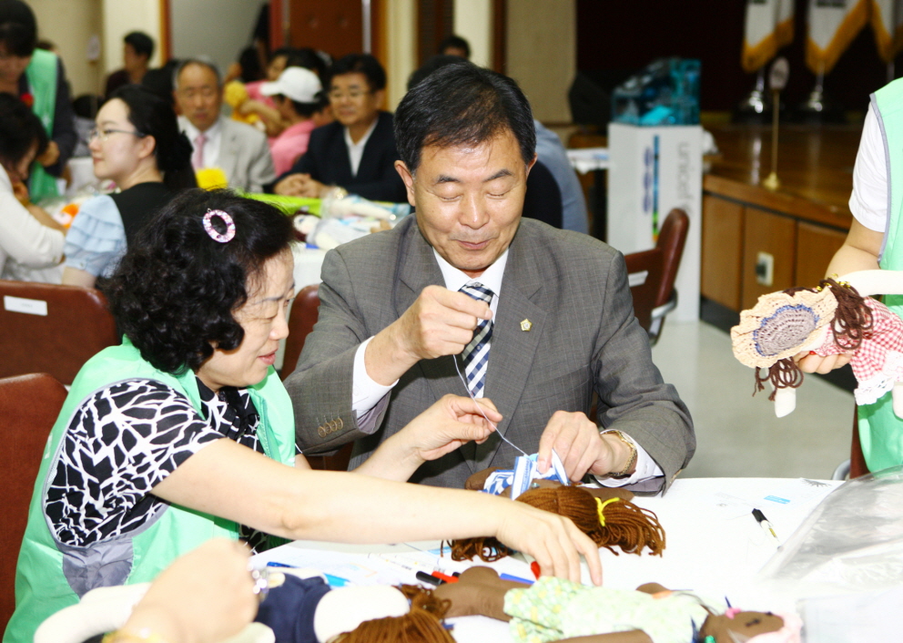 해외아동 예방접종기금 마련 아우인형 만들기 행사 - 7