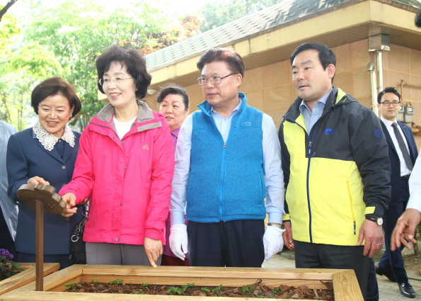 삼학사 어린이 공원내 숲 체험 생활공간 기념식수 - 5