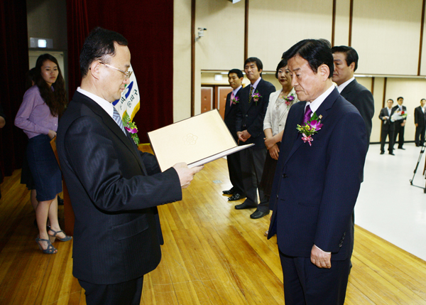 제5대 지방동시선거 당선증 교부식 원내선 의원 - 1