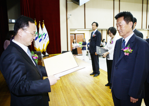 제5대 지방동시선거 당선증 교부식 이양우 의원 - 1