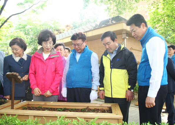 삼학사 어린이 공원내 숲 체험 생활공간 기념식수 - 8