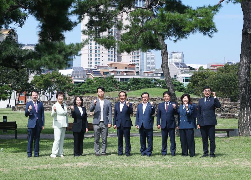 제10대 송파구의회 도시건설위원회 석촌동고분군 단체촬영