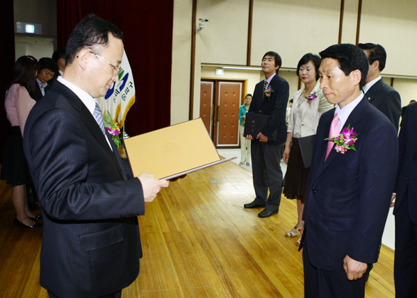 제5대 지방동시선거 당선증 교부식 김상채 의원