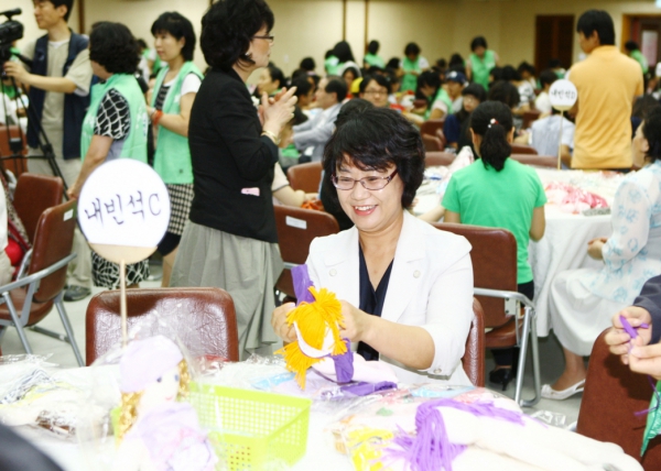 해외아동 예방접종기금 마련 아우인형 만들기 행사